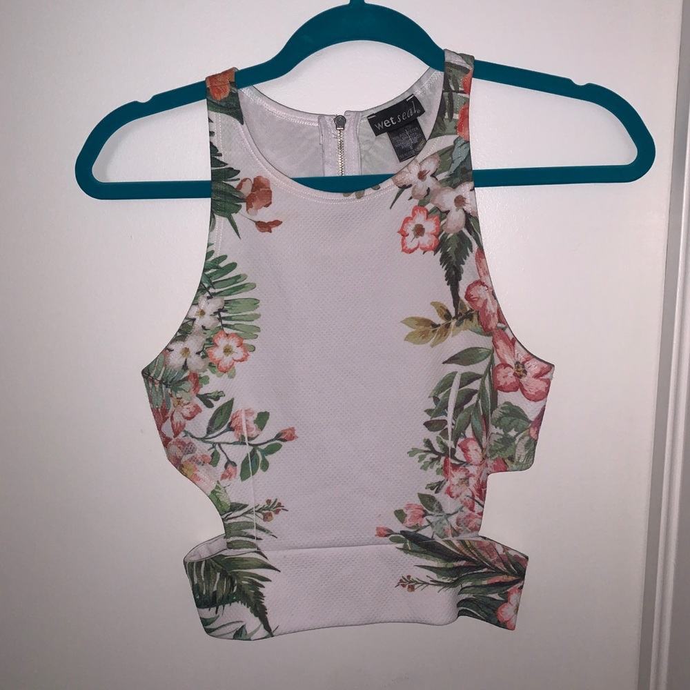 Super cute floral top with cutouts🌸 - Picture 2 of 7